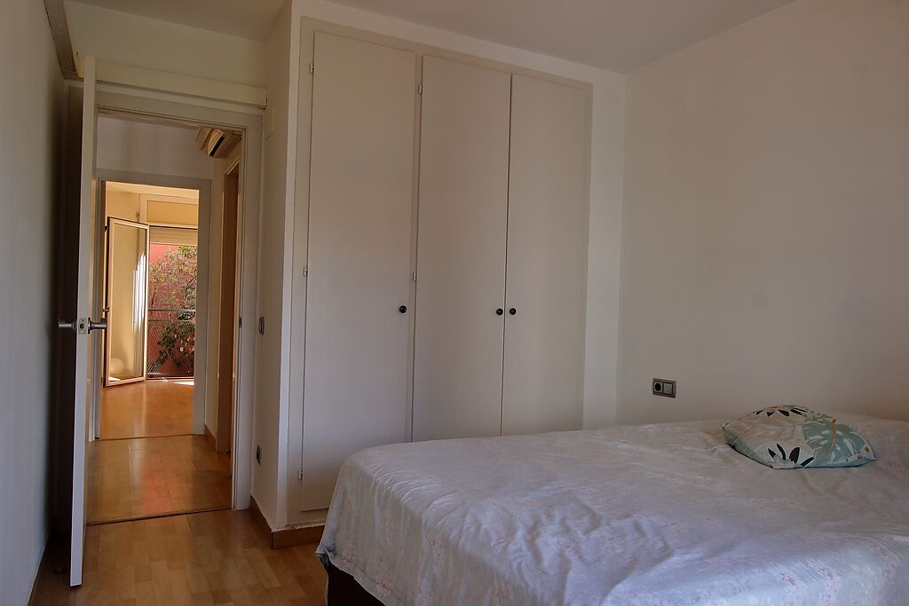 Piso venta Girona, habitación doble con armario