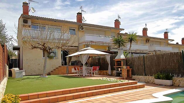 Casa amb jardí i piscina en venda a Montagut, Sant Julià de Ramis, Sarrià de Ter