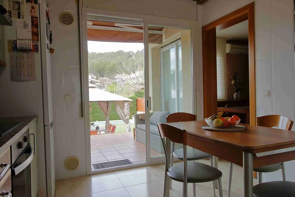 Cocina comedor, casa con jardín y piscina en venta en Montagut, Sant Julià de Ramis, Sarrià de Ter
