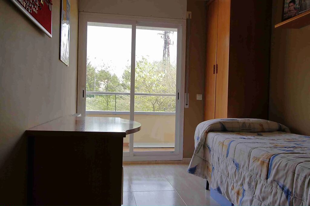 Habitació doble amb terrassa, casa amb jardí i piscina en venda a Montagut, Sant Julià de Ramis, Sarrià de Ter