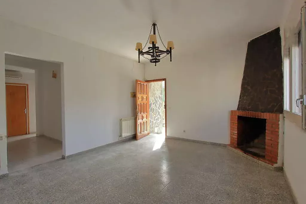 Sala amb llar de foc, casa en venda, planta baixa, aïllada, amb jardí i piscina a Vilobí d'Onyar, Girona