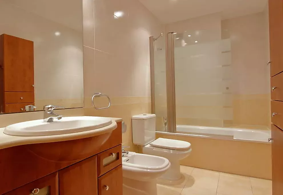 Bany suite, pis en venda amb pàrquing a Domeny, Girona