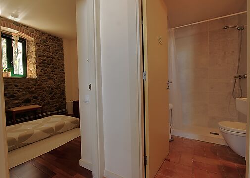 Habitació i bany planta baixa, casa de poble de pedra a Bordils