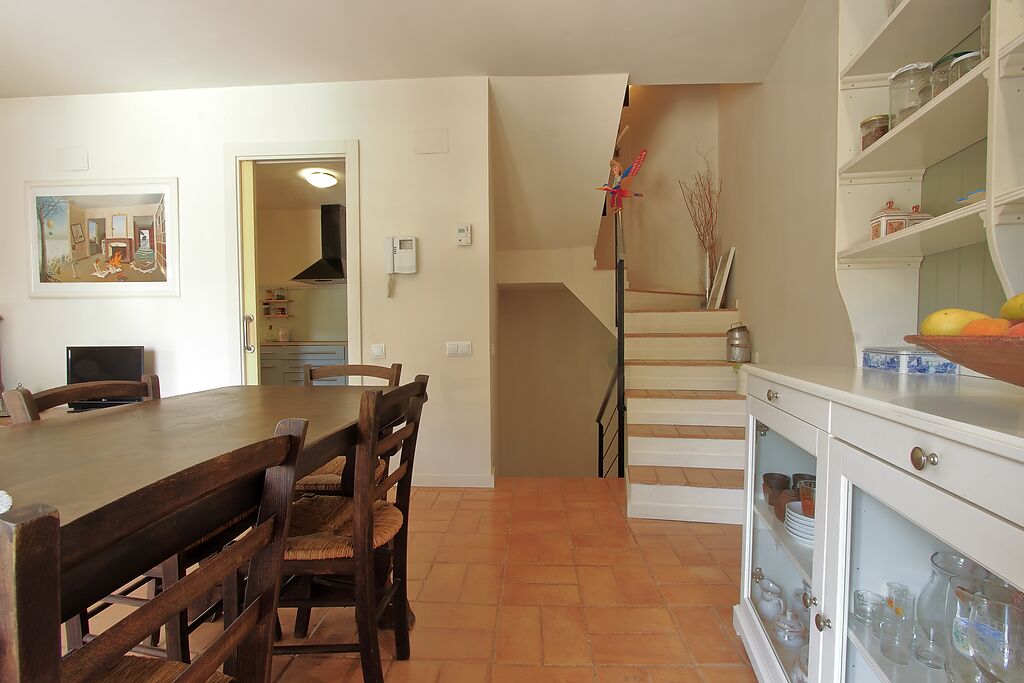 Sala i menjador amb balcó, casa de poble de pedra a Bordils