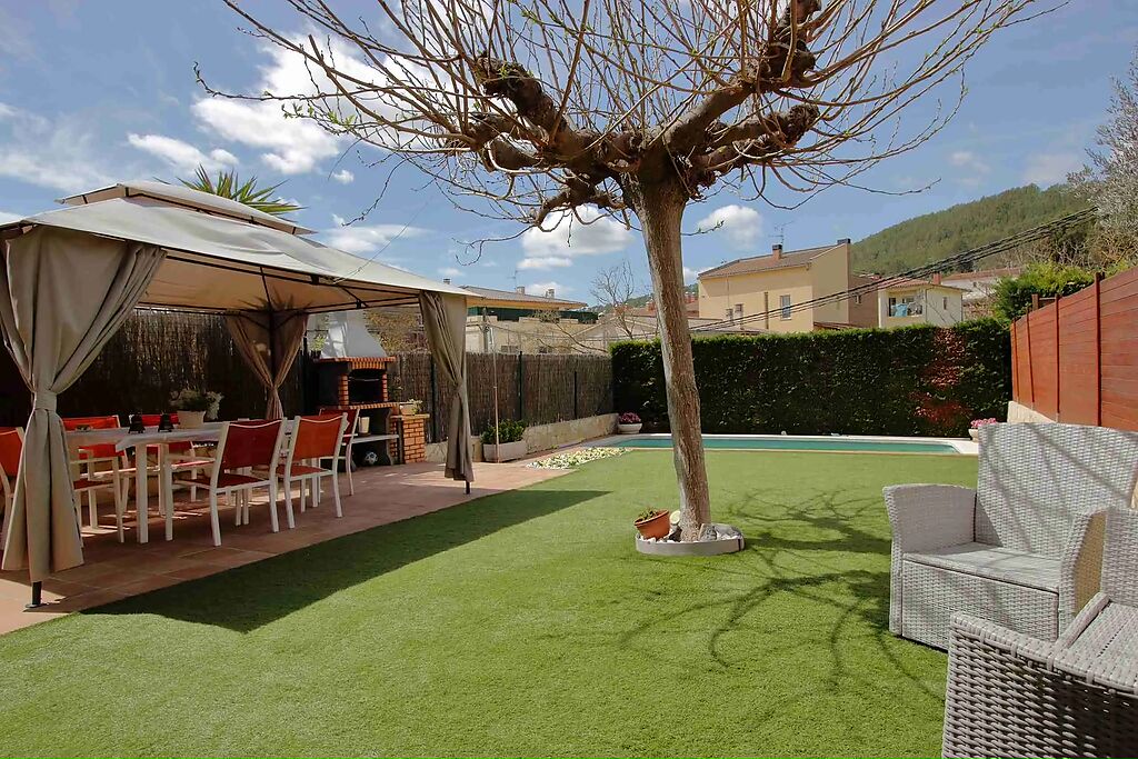 Casa amb jardí i piscina en venda a Montagut, Sant Julià de Ramis, Sarrià de Ter