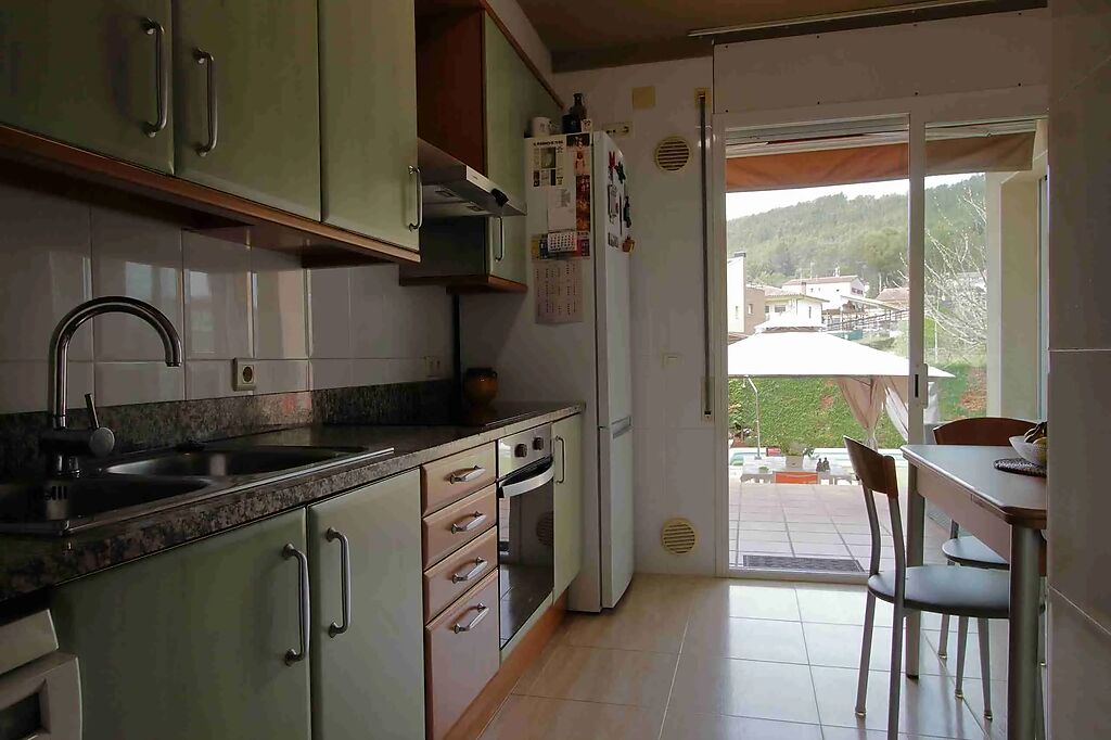 Cocina comedor, casa con jardín y piscina en venta en Montagut, Sant Julià de Ramis, Sarrià de Ter