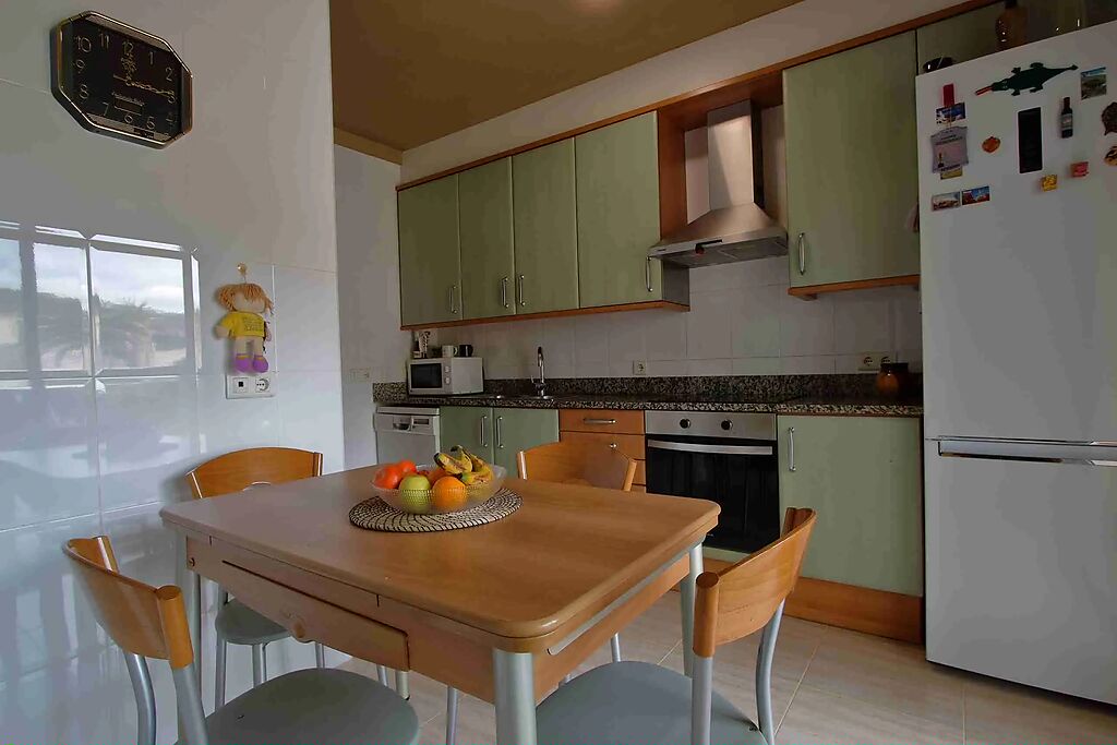 Cocina comedor, casa con jardín y piscina en venta en Montagut, Sant Julià de Ramis, Sarrià de Ter