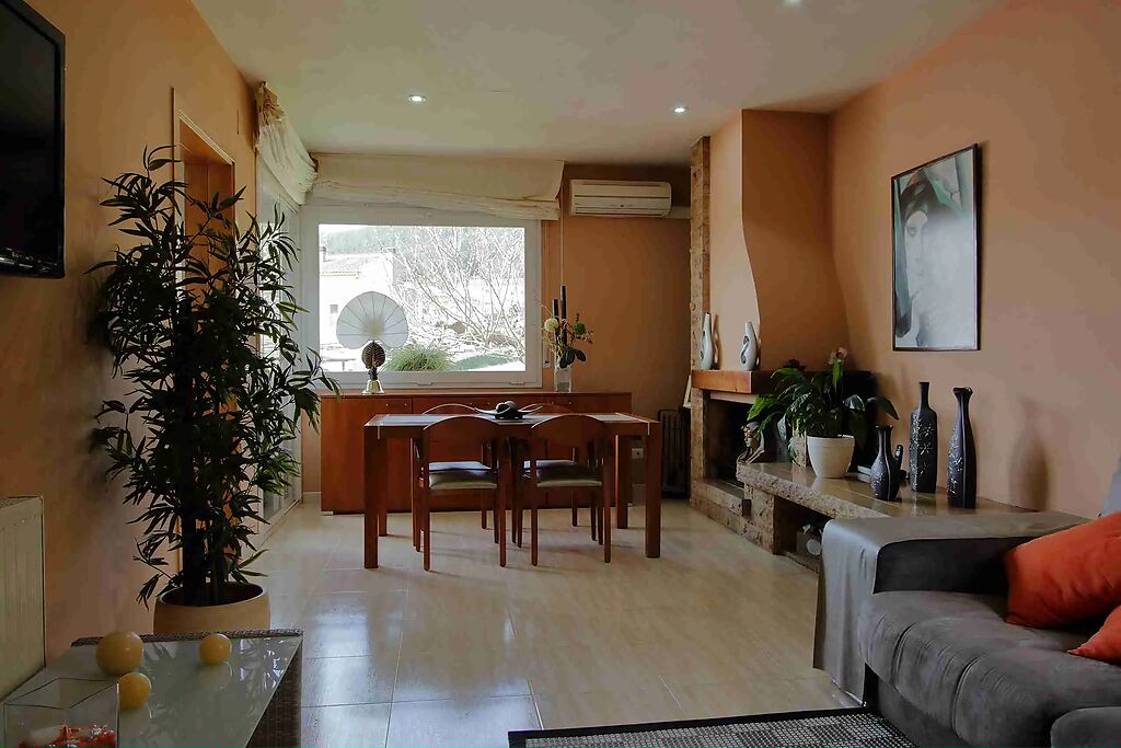 Salón comedor, casa con jardín y piscina en venta en Montagut, Sant Julià de Ramis, Sarrià de Ter