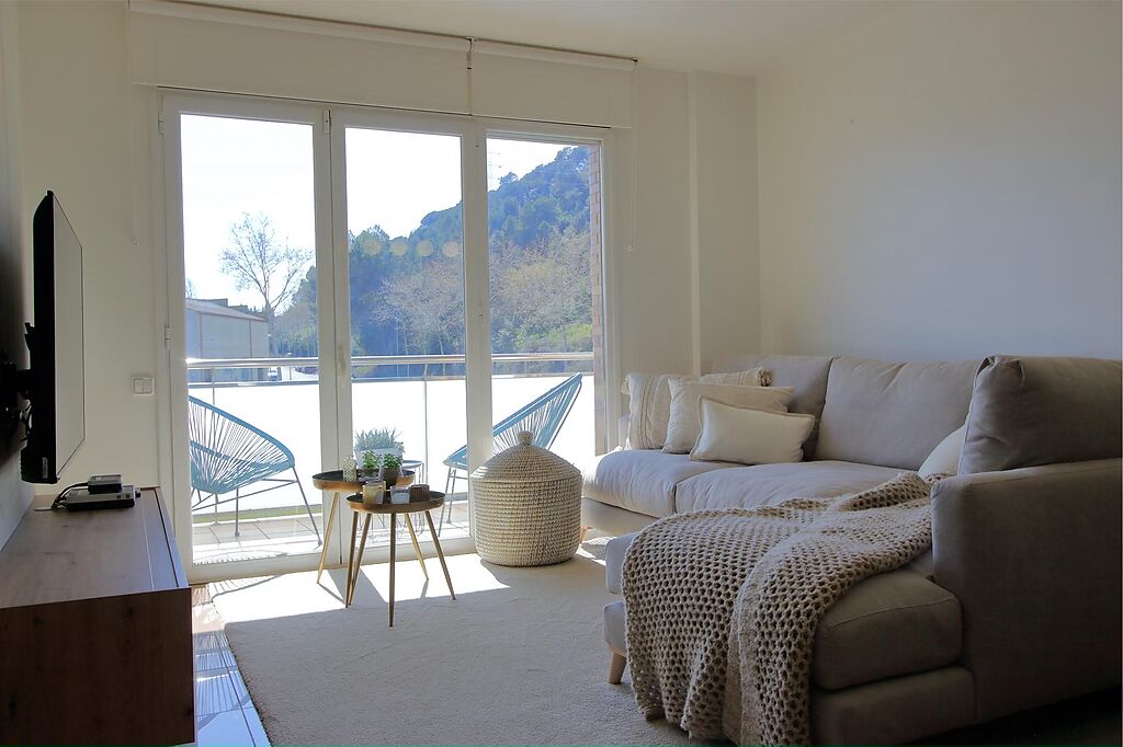 Sala amb terrassa assolellada, pis en venda amb garatge a Sarrià de Ter