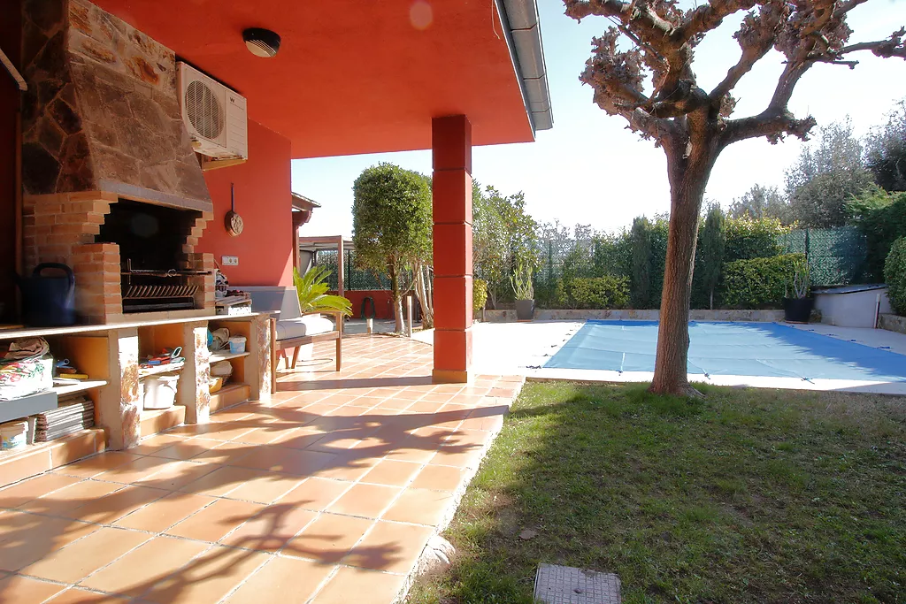 Jardí amb piscina i barbacoa