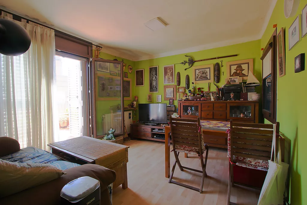 Sala con salida a terraza, en venta ático con ascensor en Girona