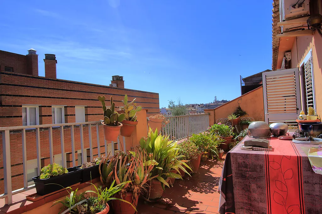 Terraza con vistas, en venta ático con ascensor en Girona