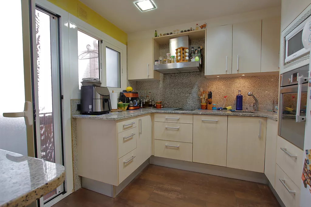 Cocina con lavadero, en venta ático con ascensor en Girona
