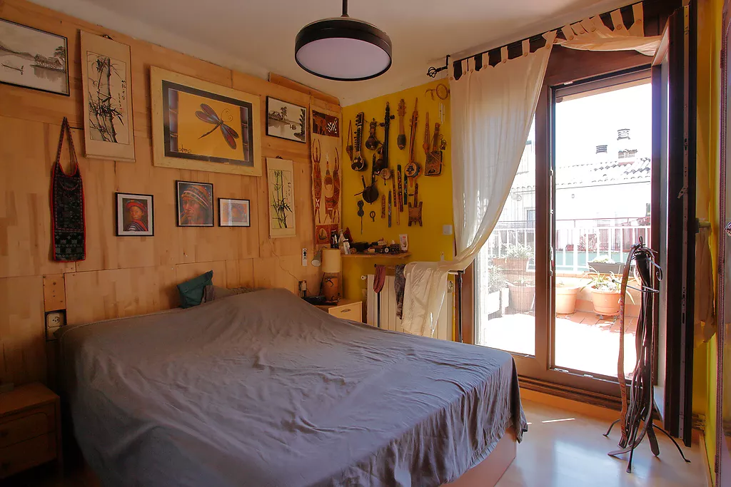 Habitación con salida a terraza, en venta ático con ascensor en Girona