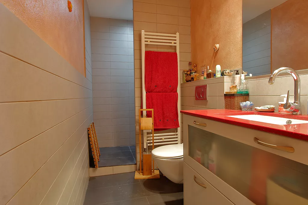 Baño completo, en venta ático con ascensor en Girona