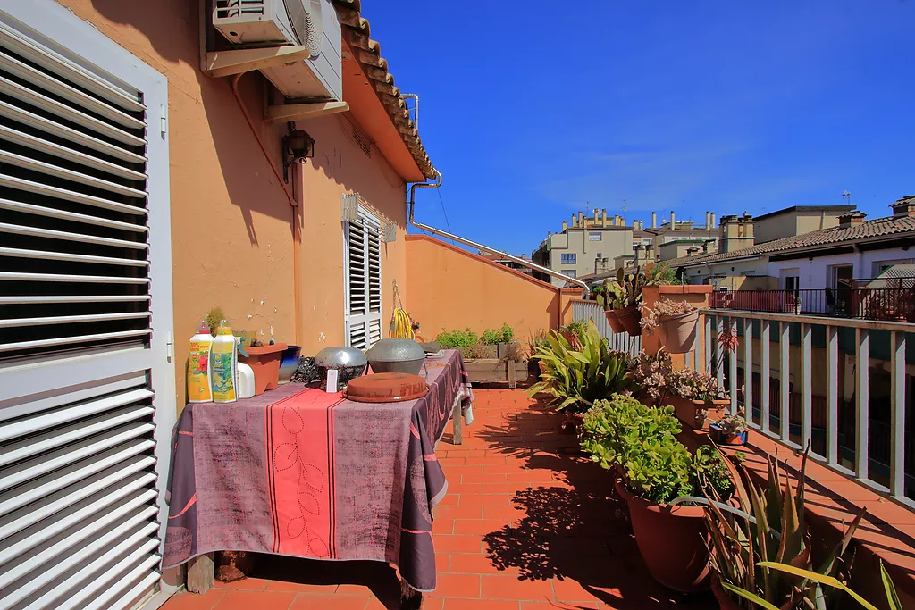 Terraza con vistas, en venta ático con ascensor en Girona