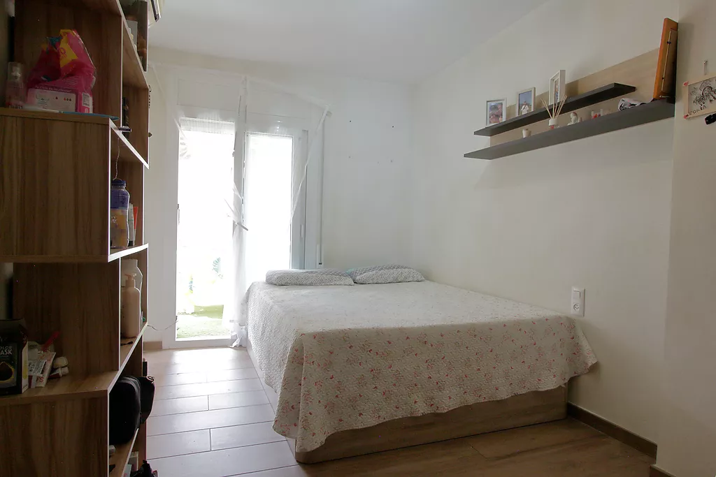 Pis venda Santa Eugènia, Girona, habitació doble amb terrassa